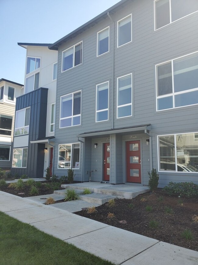 Building Photo - 3 Bedroom 3 Bath Townhouse 1st floor bed/bath