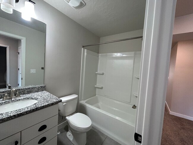 Building Photo - 4 Bedroom 3 Bathroom Townhome in Lehi!