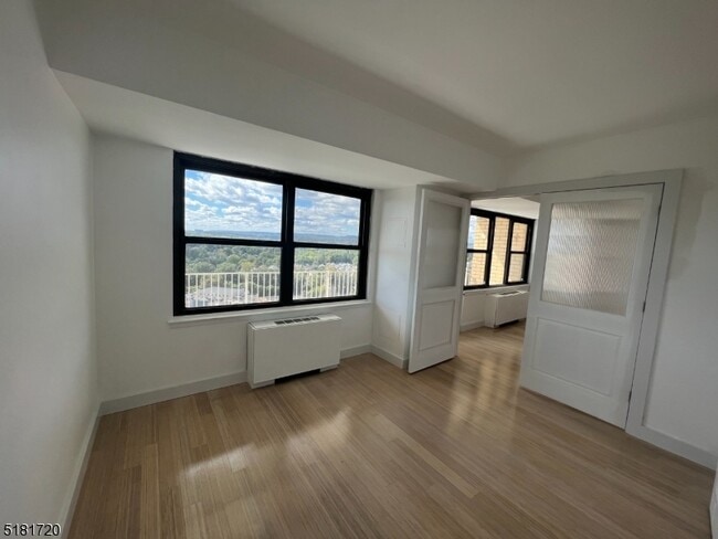 Building Photo - 285 Aycrigg Ave