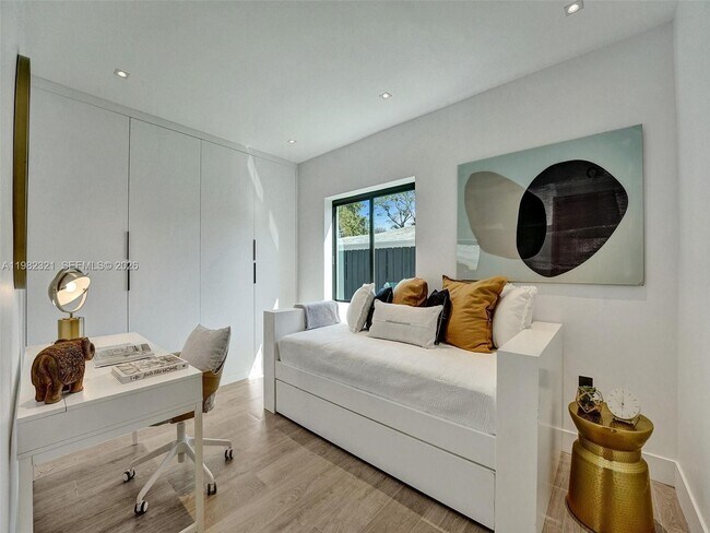 Building Photo - 2066 NE 174th St