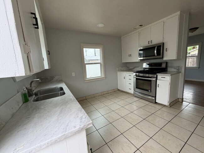 Building Photo - 1519 Main St