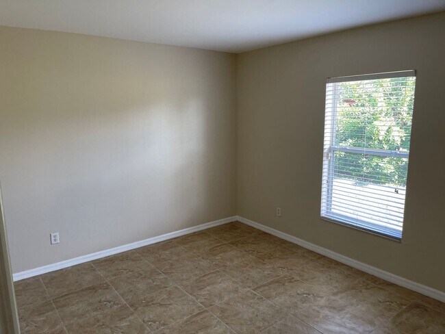 Building Photo - Spacious  3/2 with den