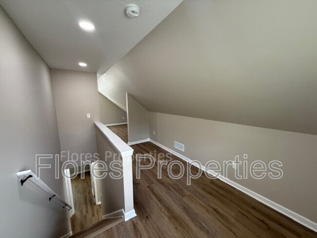 Building Photo - 1018 Urana Ave