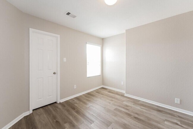 Building Photo - 4930 Jarl Ct
