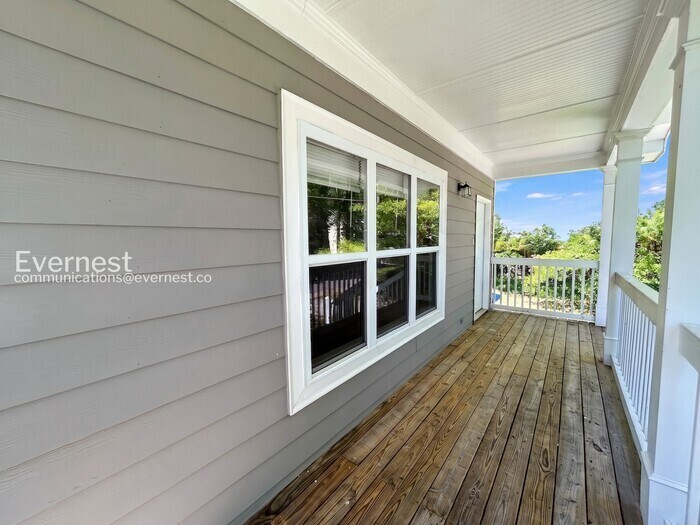 Building Photo - 838 Ridge Ave NW