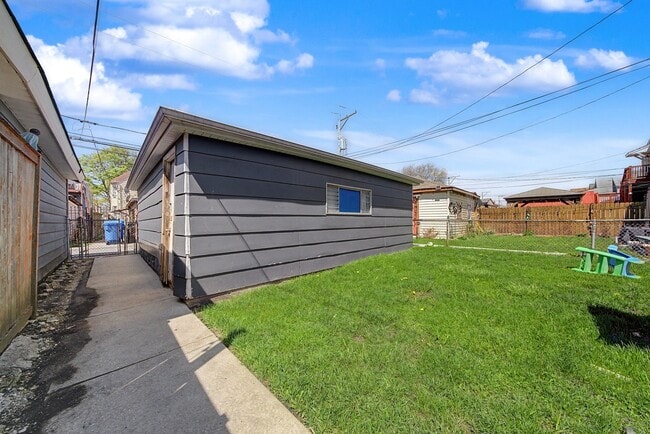Building Photo - 2206 N Kostner Ave