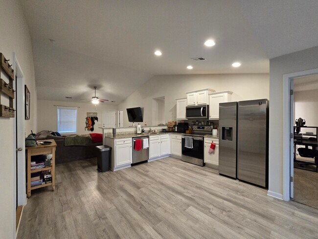 Building Photo - 437 Conifer St