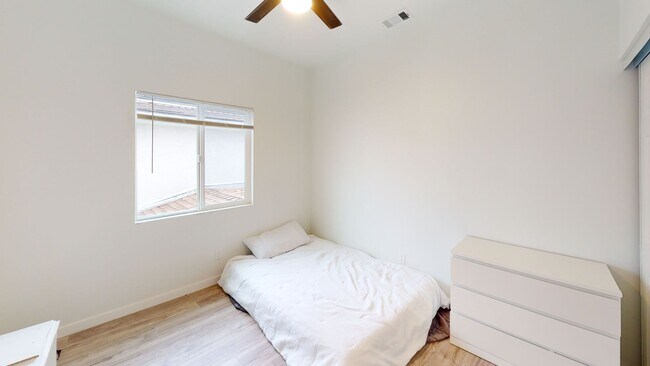 Building Photo - Private turfed yard!