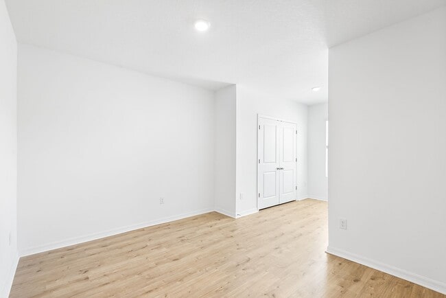 Building Photo - ANGELINE TOWNHOME AVAILABLE!!
