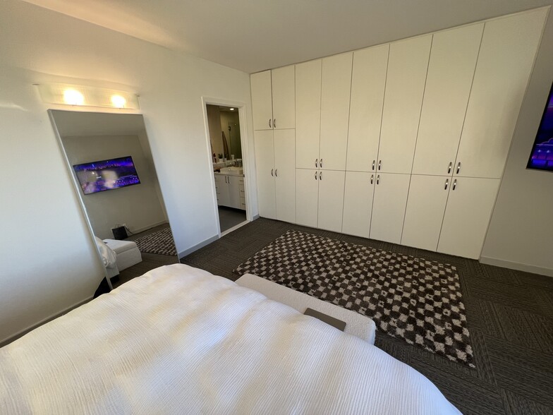 master bedroom - 321 S San Vicente Blvd