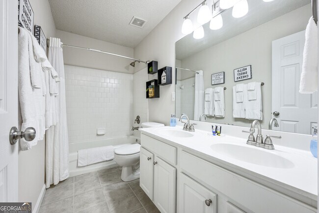 Building Photo - 206 Persimmon Tr