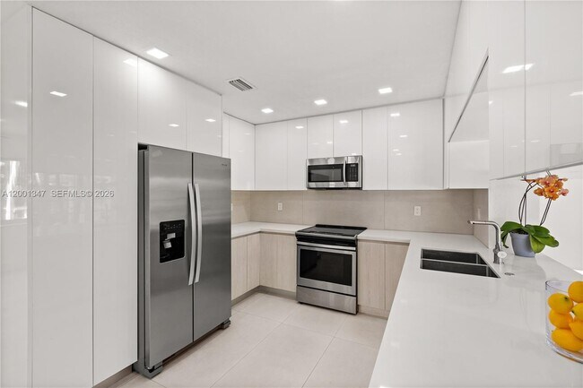 Building Photo - 6605 SW 61st St