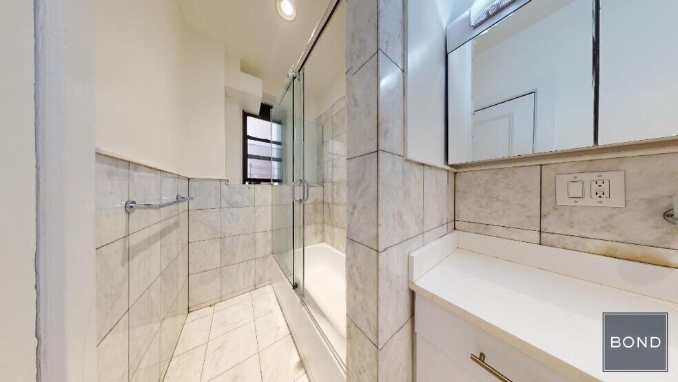 Building Photo - 166 W 72nd St