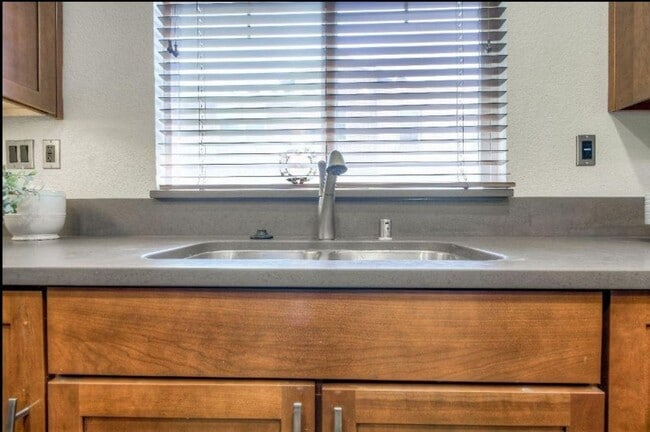 Building Photo - 405 Washington Square