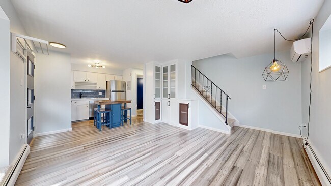 Building Photo - Adorable 2bd/1.5bth Townhome w/1 reserved parking space