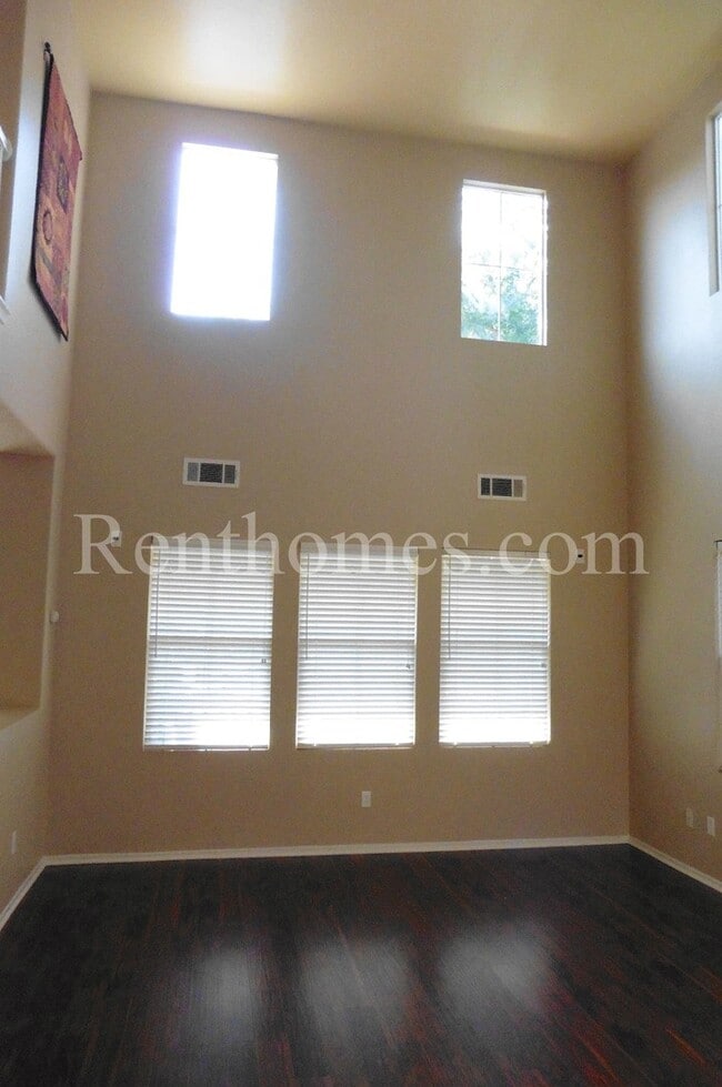 Building Photo - Torrey Highlands, 7750 Via Belfiore #4, AC, Fireplace, Garage, Community Pool and Spa!