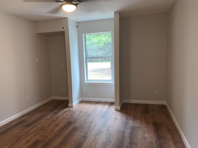 Building Photo - 120 Plumthicket Way