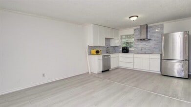 Building Photo - 5538 Holly St