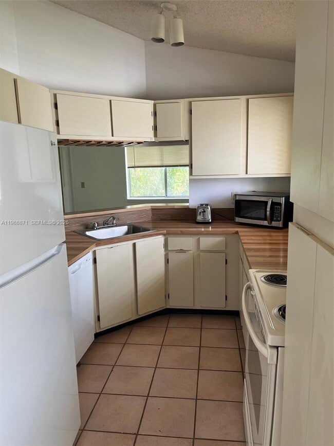 Building Photo - 6500 Chasewood Dr