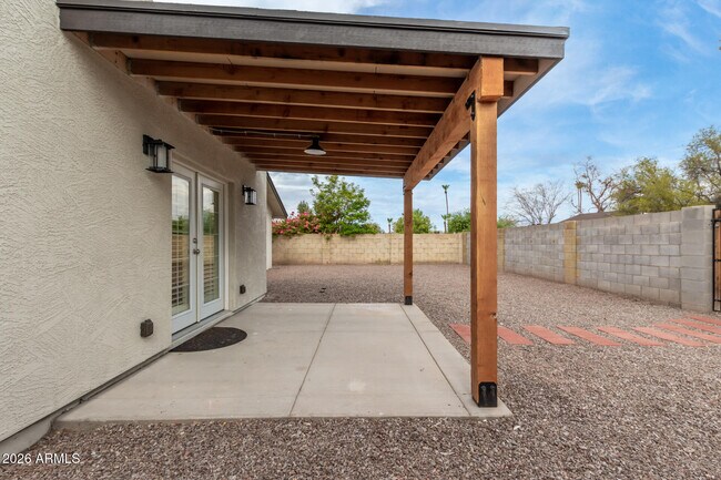 Building Photo - 1628 E Del Rio Dr