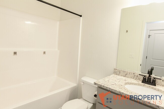 Building Photo - 468 S 700 W