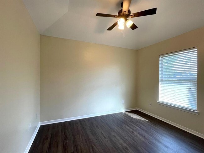 Building Photo - 4442 Chestnut Cir