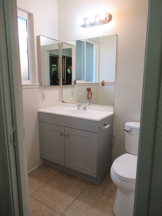 Building Photo - 2 BED 2 BATH DUPLEX FOR RENT