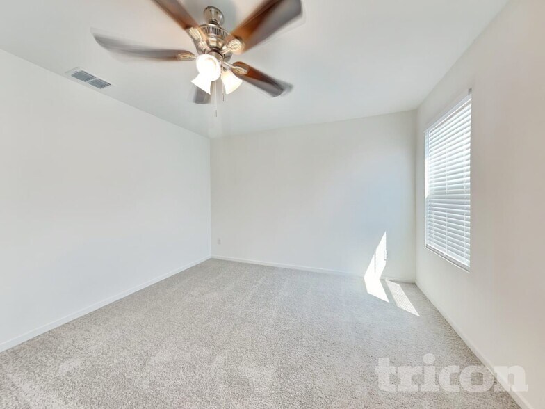 Building Photo - 827 Ponderosa Ln