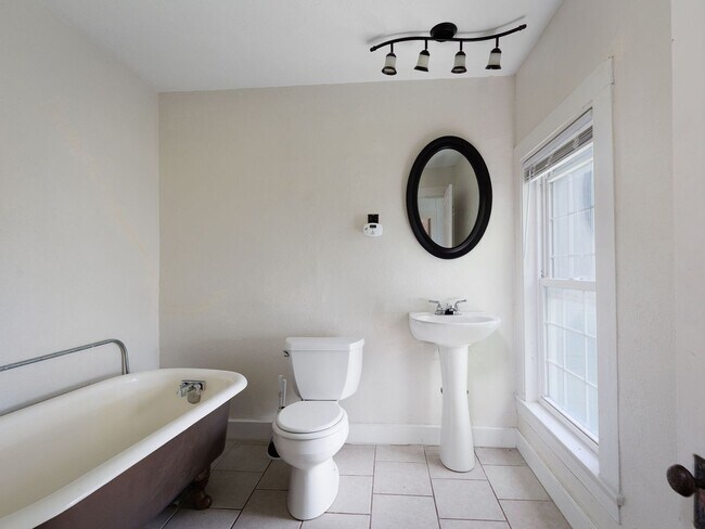 Building Photo - Charming and spacious 4-bedroom, 2 full bath home located in the City of Watertown.