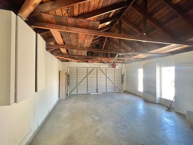 Building Photo - Spacious 3 Bed 2 Bath House w/ Central A/C...