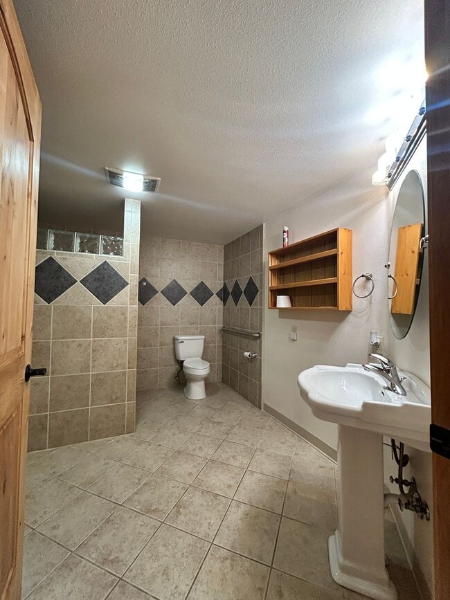 Building Photo - 1 bed 1 bath Duplex in South Hamilton with Large Shop