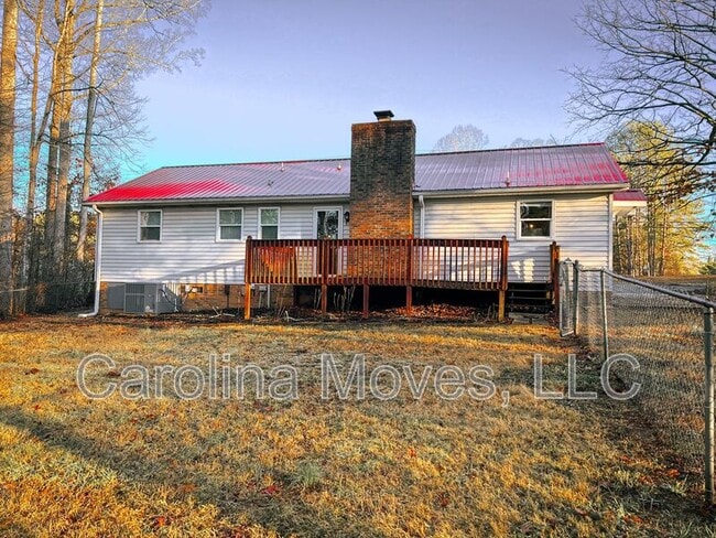 Building Photo - 2304 Saluda Dam Rd