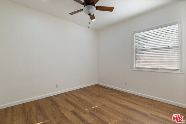 Building Photo - 8732 El Manor Ave