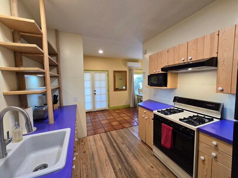 Building Photo - 619 N Jerrie Ave