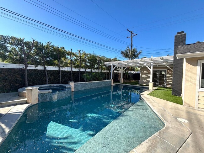 Building Photo - 3 Bedroom pool home available in exclusive Rossmoor neighborhood