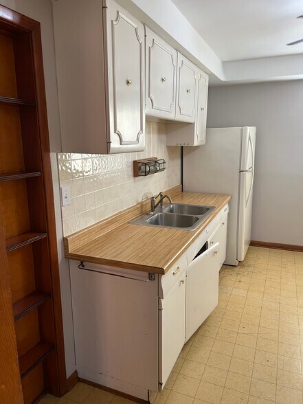 Building Photo - 6125 Ridge Rd.