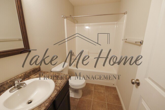 Building Photo - Charming 3 Bedroom