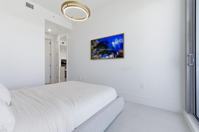 Building Photo - 220 Lake Shore Dr