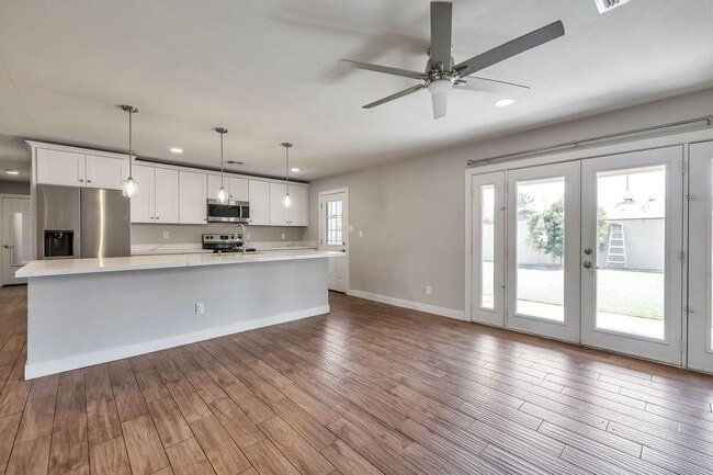 Building Photo - Tempe 6-Bedroom Home Featuring Large Turf Yard & Ideal Location