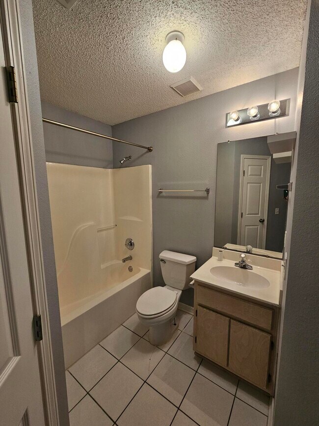 Building Photo - 2787 Bay Club Dr