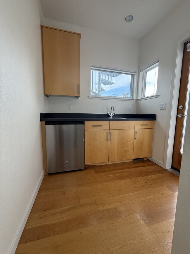Building Photo - "Spacious 3-Bedroom Townhouse Retreat in Vibrant Denver with 2.5 Baths – 2047 Sq Ft of Modern Liv...