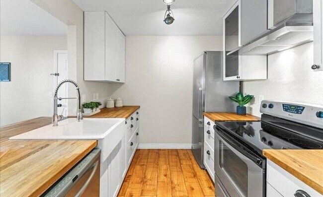 Building Photo - 120 Reflections Dr