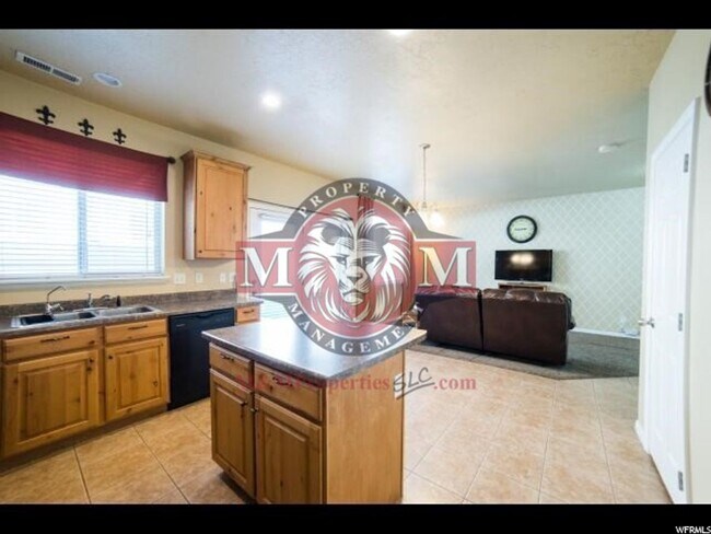 Building Photo - 3 Bd 2.5 Bath Condo 2 Car Garage