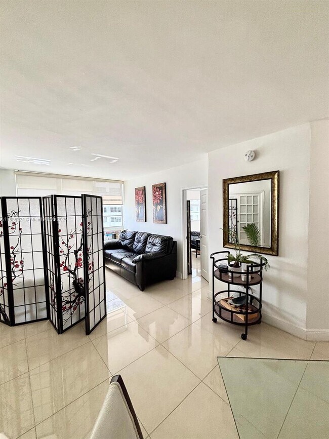 Building Photo - 801 Brickell Bay Dr