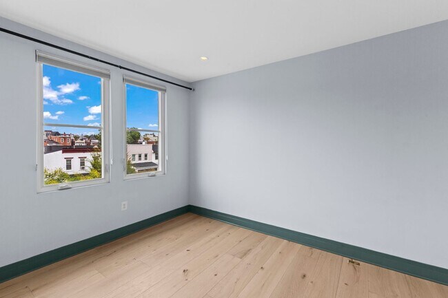 Building Photo - Bright Top-Floor 1BR Condo in Columbia Hei...