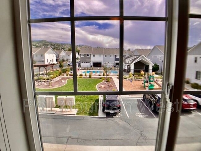 Building Photo - 269 E Ellen Ln