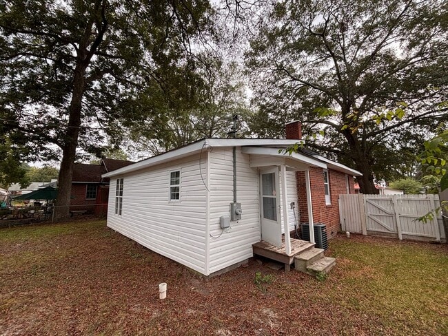Primary Photo - 3 Bedrooms, 2 Bathrooms - Home in Celenease!