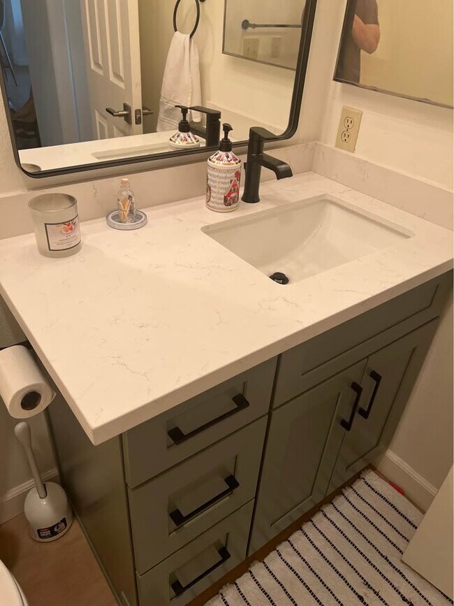 Building Photo - 550 Camino De La Reina