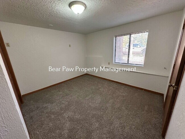 Building Photo - Two Bedroom in North Evergreen!