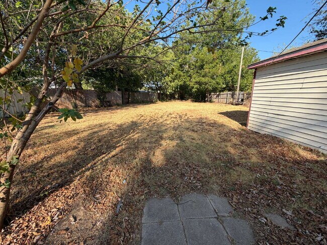 Building Photo - 2111 Pearson Dr